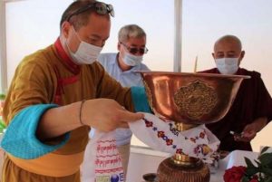 Telo Tulk Rinpoche offers a khatag (ceremonial scarf) to the butter lamp. From mk-kalm.ru