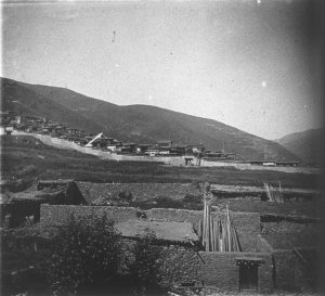 Tchangou Monastery in Kham, northwestern Sichuan, September 1909. Jacques Bacot photographic collection. © École française d’Extrême-Orient (Paris)