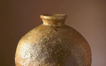 Large Shigaraki jar (O-tsubo), Japan, Muromachi period, early 15th century. Stoneware with natural brown and yellow glaze; height 47 centimeters. Los Angeles County Museum of Art, Los Angeles County Fund. Photo © Museum Associates/LACMA