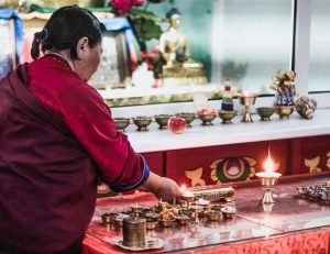 Light offering at Buddhist Female Datsan Zungon Darzhaling. From infpol.ru