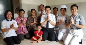 Indah's family with Nathalia, far left, and members of the Tzu Chi medical team. Image courtesy of DEV