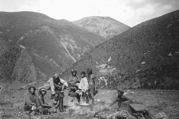 With Tibetan companions and Adrup Gönpo, middle rear, in a meadow in Nyag Chu Valley, Nyakrong (ཉག་རོང་།), Kham (ཁམས་།), northwestern Sichuan, September 1909. Jacques Bacot photographic collection. © École française d’Extrême-Orient (Paris)