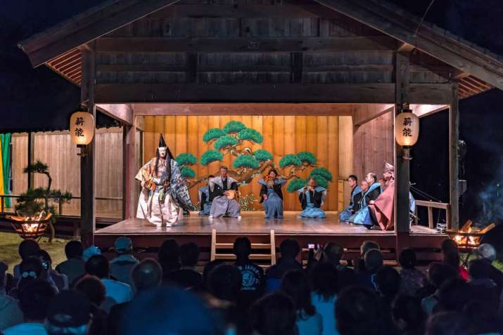 A typical Shuramono Noh stage, featuring the ghost warrior on the left and a seated priest on the right. From wikimedia.org