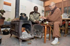 Zen priest Shucho Takaoka drinks tea with a Nigerian guest at Tokurin-ji in Nagoya. From japantimes.co.jp