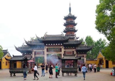 The entrance gate to Longhua Temple in Shanghai with the iconic pagoda in the background. Photo by Wang Rongjiang. From shine.cn