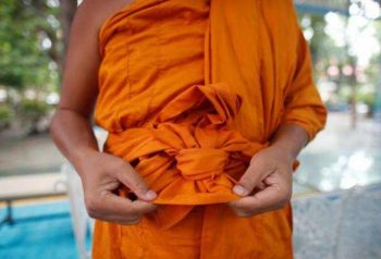 Phra Maha Pranom Dhammarongkaro adjusts his robes made from recycled plastic bottles at Wat Chak Daeng. From news4europe.eu