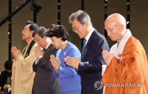 From right to left: Ven. Seoljeong, President Moon Jae-in, his wife Kim Jung-sook, and other dignitaries pray for peace and reconciliation. From yonhapnews.co.kr
