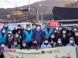 Ven. Pomnyun Sunim, center, with JTS volunteers. Image courtesy of JTS Korea