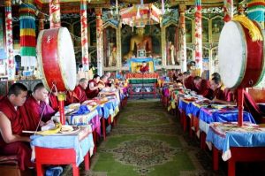 Prayers led by the 24th Pandito Khambo Lama Damba Ayusheev. From asiarussia.ru