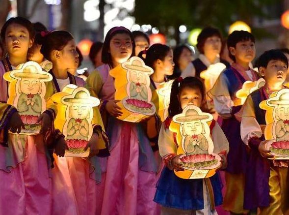 Children join the parade of light with Buddha-shaped lanterns. From ich.unesco.org