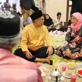 Singaporean President Halimah Yacob and Minister-in-charge of Muslim Affairs Masagos Zulkifli join Muslim faithful in breaking their fast at Masjid Hajjah Fatimah on 7 May. From straitstimes.com