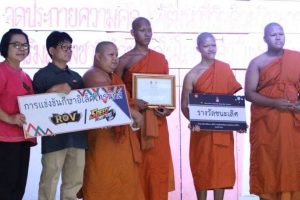 Thai novice monks holding awards. From kotaku.com