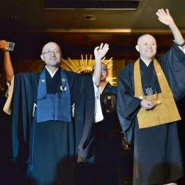 Zuiju Adachi, left, winner of the Houwa Grand Prix, and judges' prize winner Shinkan Yamazoe. From mainichi.jp