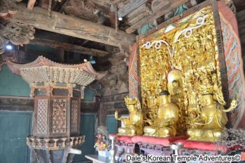 The Yunjangdae inside the Daejangjeon Hall of Yongmunsa Temple. From koreantemples.com