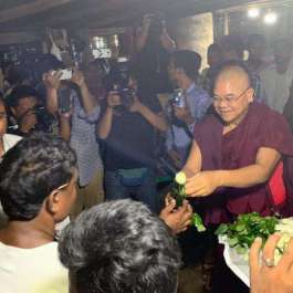 Prominent Buddhist monk U Bandatta Seindita offers white roses in a show of solidarity with Muslims in Yangon. From facebook.com