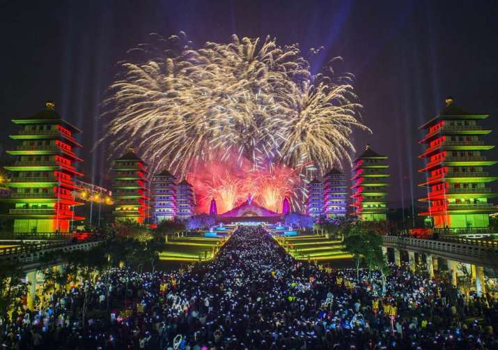 Light show at Fo Guang Shan’s 2018 New Year Festival of Light and Peace. From news.takungpao.com.hk