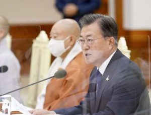 President Moon Jae-in meets wth Buddhist leaders on 18 September. From koreaherald.com