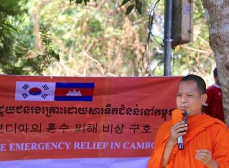 Ven. Vy Sovechea, president of the SBUBB, at a gathering to distribute relief supplies. Image courtesy of SBUBB