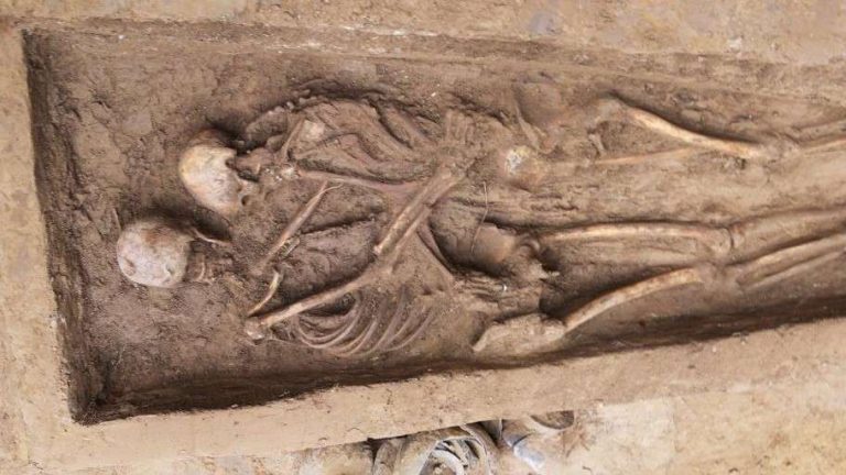 The embracing skeleton couple, unearthed in Datong in 2020. From chinadaily.com.cn