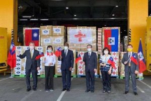 Buddhist Compassion Relief Tzu Chi Foundation deputy CEO Xiong Shi-min and other officials at the handover of relief supplies on 26 August at Taiwan Taoyuan International Airport. From taiwantoday.tw