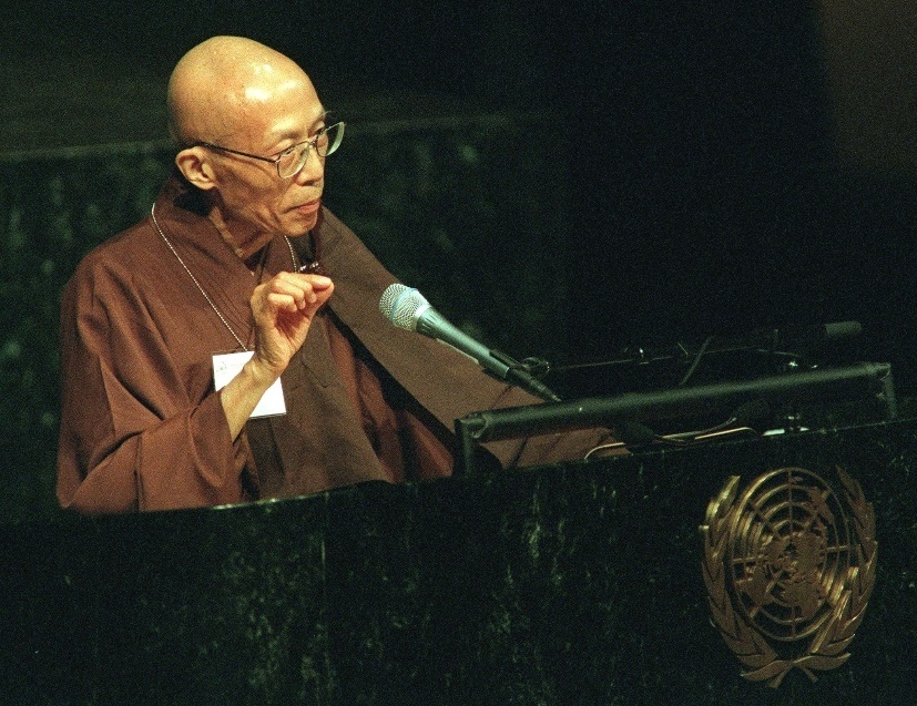 Master Sheng Yen speaks at the United Nations in 2000. Image courtesy of Chan Meditation Center