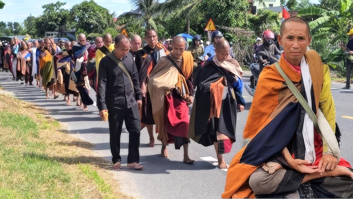 Thích Minh Tuệ Trên Đường Quê Việt Nam