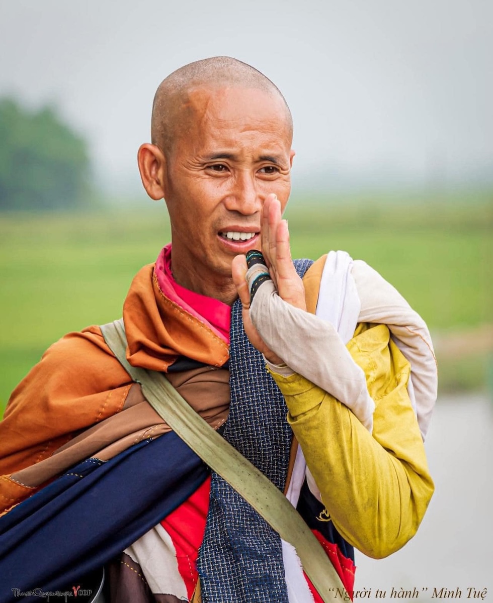 Tăng Đoàn Nghỉ Ngoài Trời Tại Ấn Độ