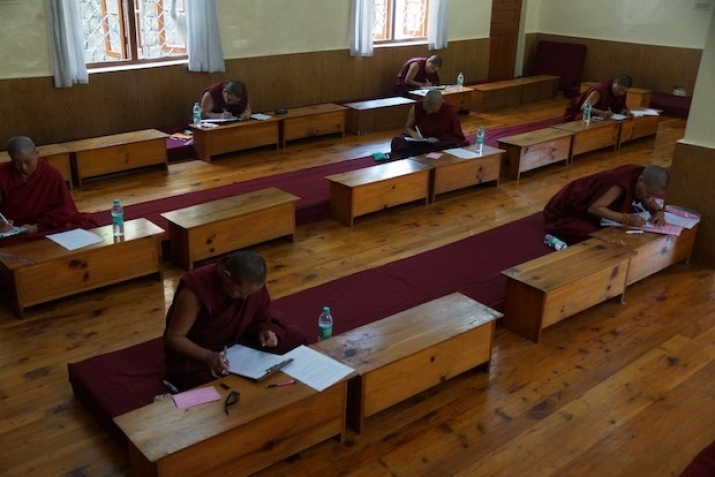 Les religieuses doivent subir des examens oraux et écrits dans le cadre d'un examen rigoureux de quatre ans. De tnp.org