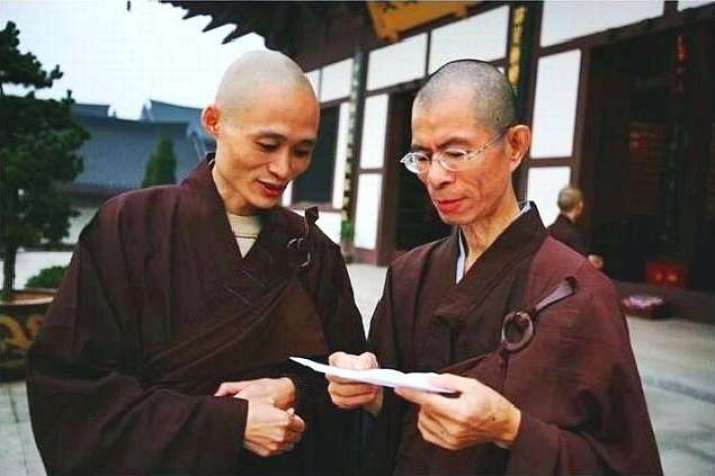 Master Jingzong, left, with Master Huijing. From wordpress.com