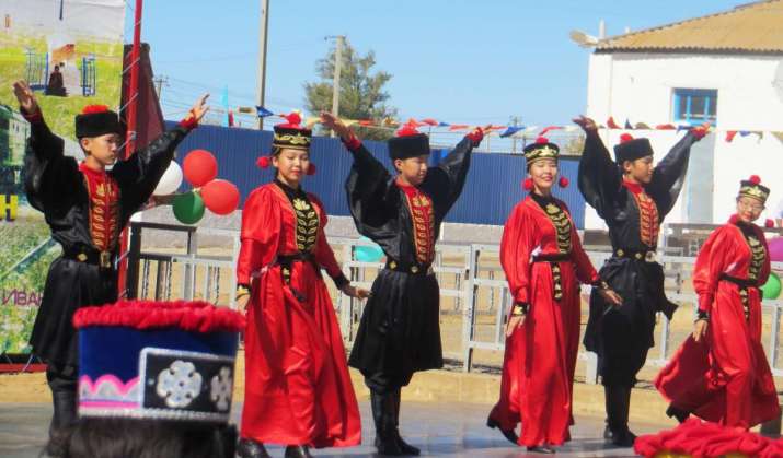 Traditional Kalmyk dances during opening of the Stupa of Enlightenment at Lagansky District. Image courtesy of the author