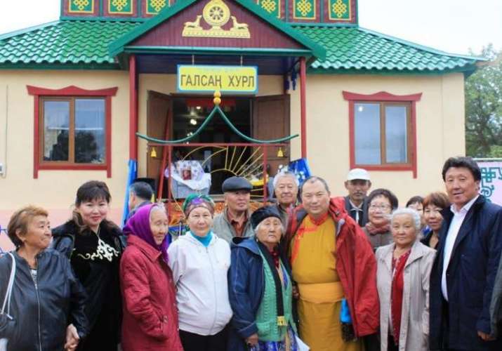 Telo Tulku Rinpoche with residents of Lagansky District in front of Galsan Khurul. From khurul.ru