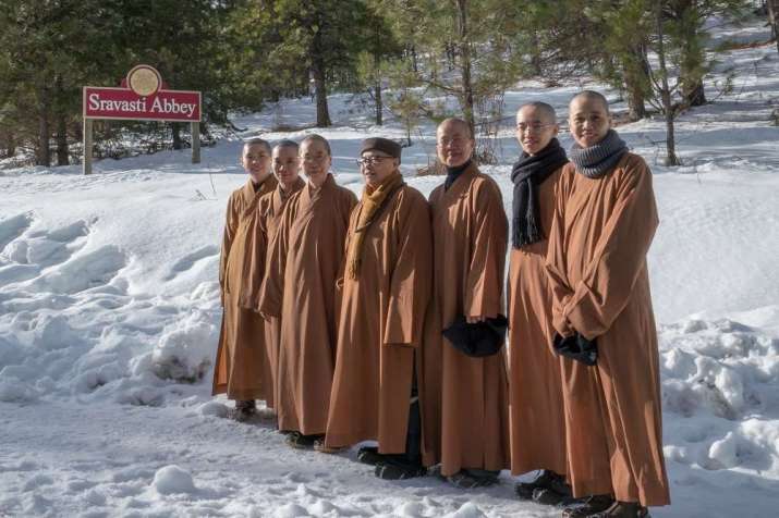 Master Wu Yin and her disciples. Image courtesy of Sravasti Abbey