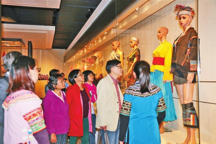 Costumes and accessories from China’s Yunnan Province are featured in the <i>Colorful Yunnan</i> exhibition. From hk.crntt.com