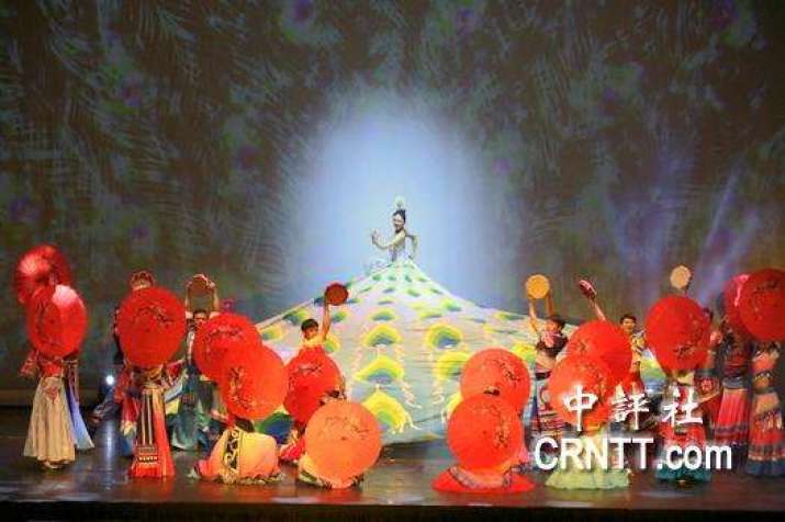 <i>Phoenix,</i> a nimble and colorful dance performed by people of Dai ethnic heritage. From hk.crntt.com
