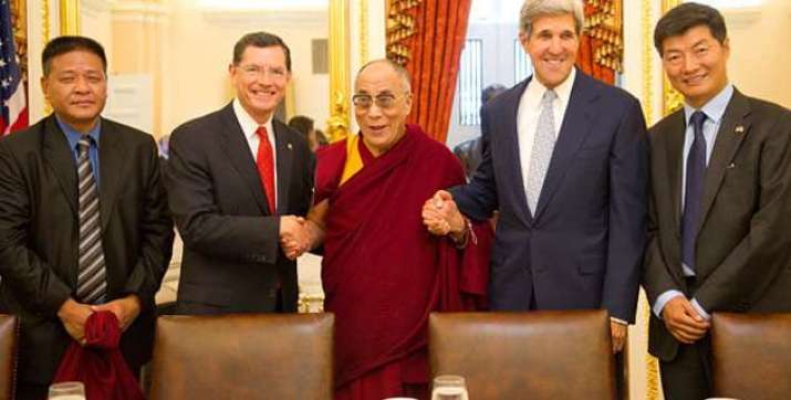 Penpa Tsering, former Representative at the Office of Tibet in Washington, US Senator John Barrasso, His Holiness the Dalai Lama, former United States Secretary of State and former Senator John Kerry, and Dr. Sikyong Lobsang Sangay (left to right) in Washington, USA, in 2011. Photo by Tenzin Choejor/OHHDL
