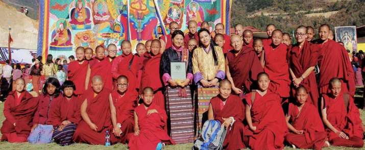 BNF executive director Dr. Tashi Zangmo, center left, and Her Majesty the Queen Mother Ashi Tshering Yangdon Wangchuck, center right, with Bhutanese nuns. From bhutannuns.org