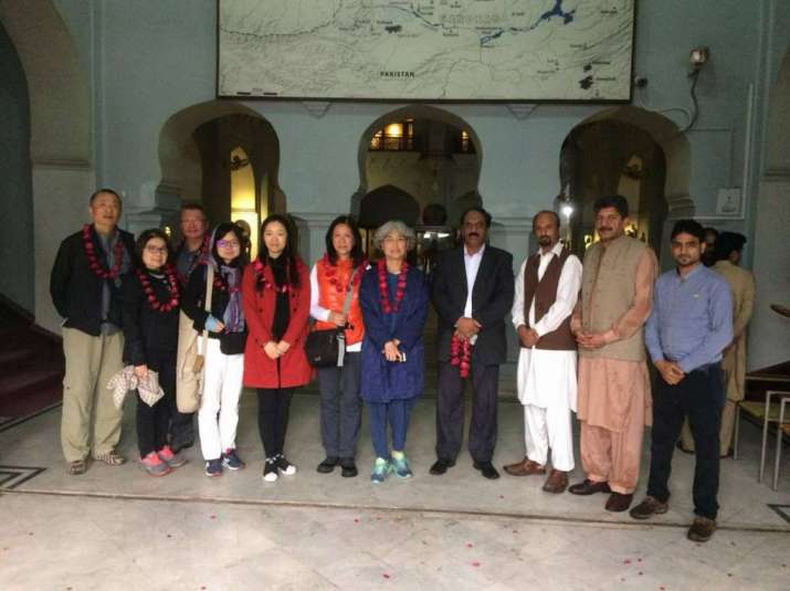 The Chinese delegation and Pakistani officials view Buddhist relics from Takht-i-Bahi at the Peshawar Museum. From facebook.com