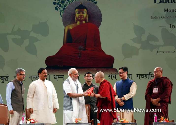 Modi makes offerings to Buddhist monks. From 5dariyanews.com