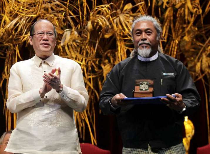 Kyaw Thu receiving the 2015 Ramon Magsaysay Award from Philippine president Benigno Aquino III in Manila. Image courtesy of the FFSS