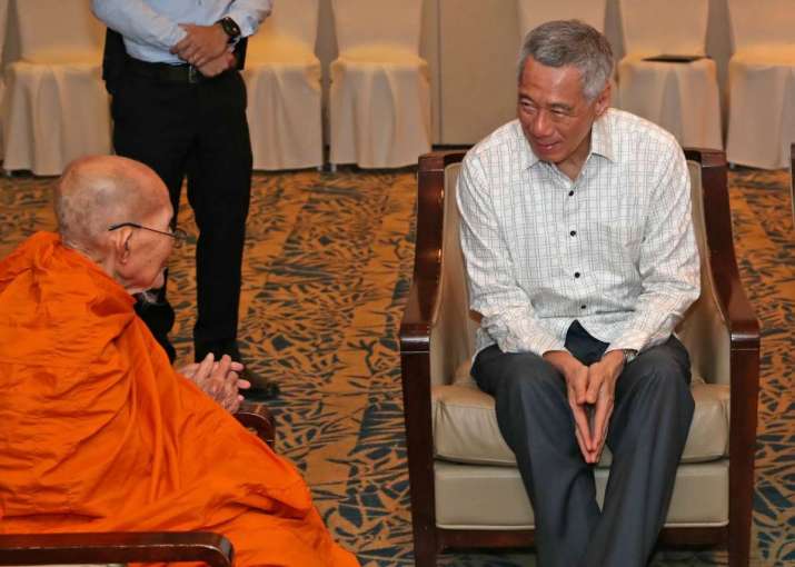 Singaporean Prime Minister Lee Hsien Loong speaking to abbot of Wat Ananda Metyarama before the celebration. From facebook.com