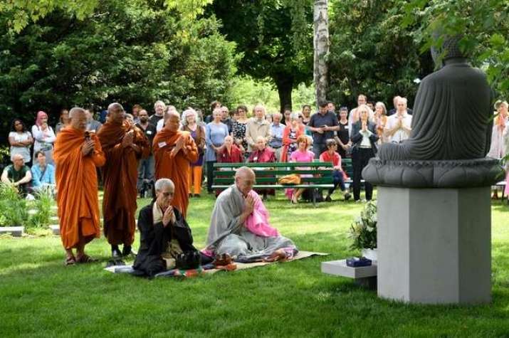 Buddhists in Bern hold a consecration ceremony for the new Buddhist burial ground in Bremgarten cemetery. From swissinfo.ch