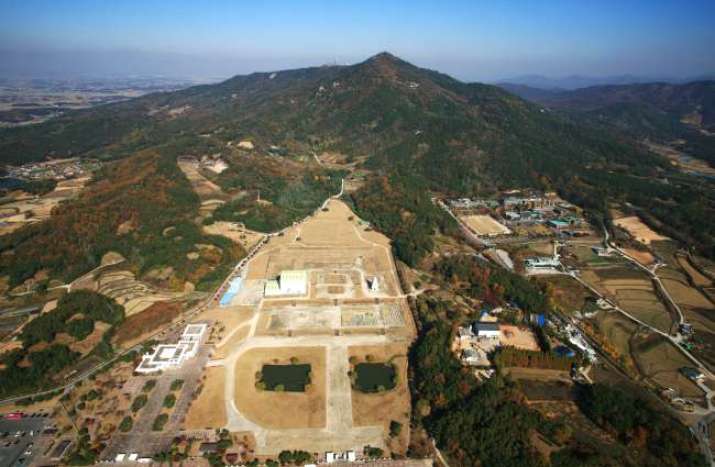 Aerial view of the Mireuksa complex. From koreaherald.com