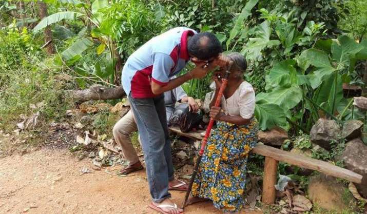 Dr. Asela gives an elderly lady a roadside examination during a field trip. Image courtesy of the Karuna Trust
