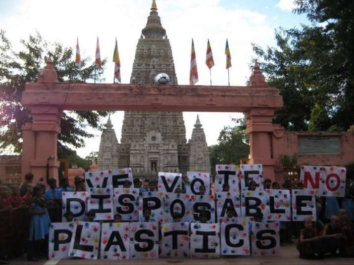 Two hundred school children and 200 monks promote the official plastic ban at Mahabodhi Temple in 2010. Photo by Syed Mehaboob