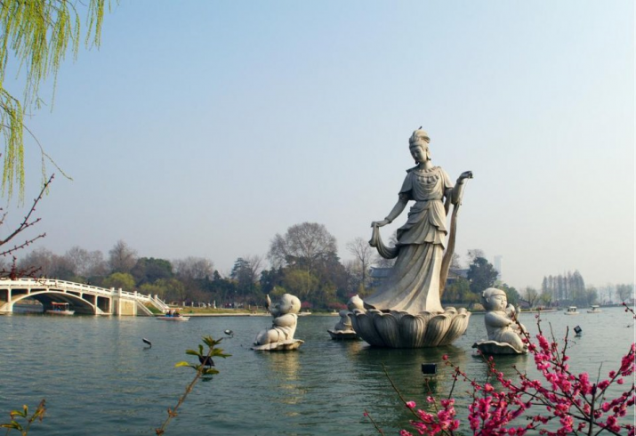 Guan Yin floating on a lotus in Xuanwu Lake, Nanjing City, China. From read01.com