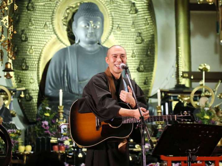 Kanho Yakushiji performing at Seiganji Temple in Kyoto in 2017. Photo by Tetsuo Oshiro. From nikkei.com