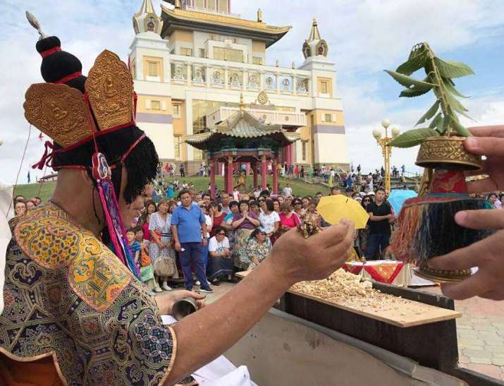 Yelo Rinpoche performs rituals in front of the Golden Abode of Shakyamuni Buddha. From facebook.com/buddhismrevival.ru
