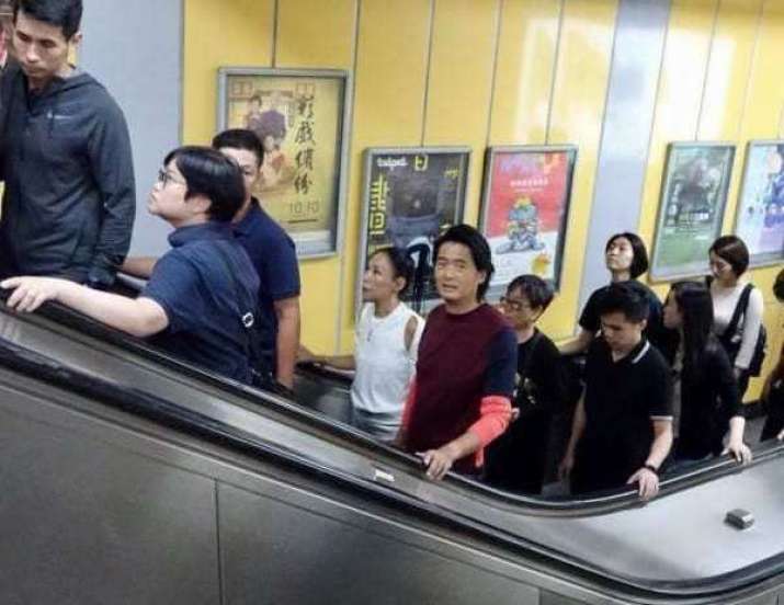 Chow was recently spotted taking public transportation in Taiwan during filming for his latest movie <i>Project Gutenberg</i>. From shanghai.ist)
