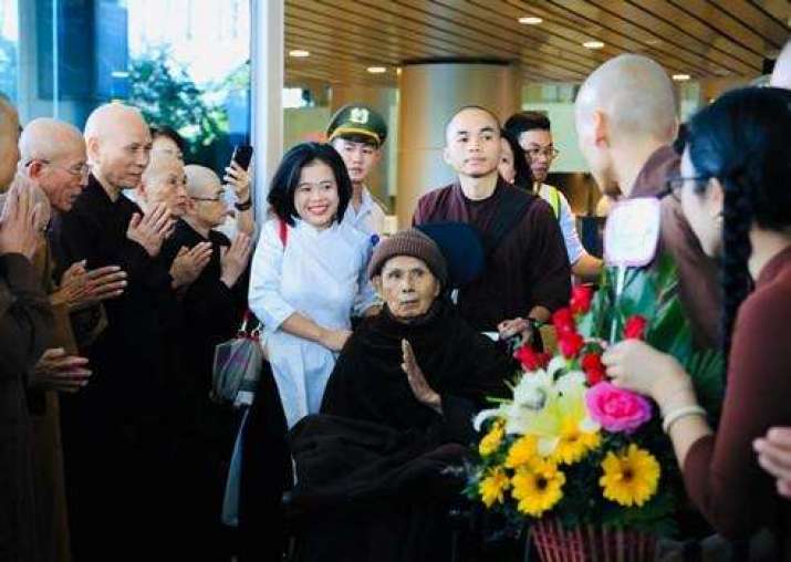 Thay greets monks and followers at Da Nang International Airport in central Vietnam on 26 October. Photo by Nguyen Sum. From e.vnexpress.net