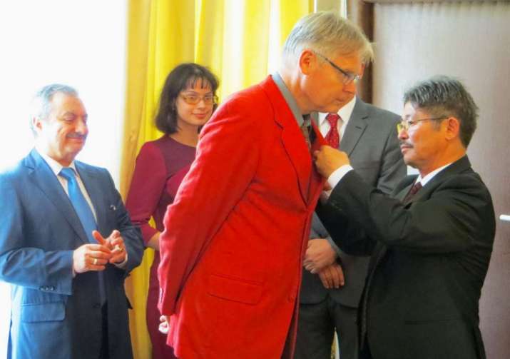 Prof. Fedotoff receives the Order Polar Star from Mongolian ambassador Dugerjav Lhkamsuren. Image courtesy of the author